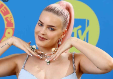 Top 10 Hottest female singers in the world 2021