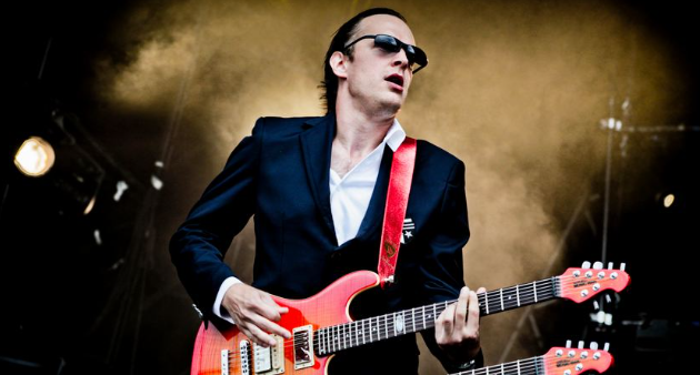 Top 10 Greatest Guitarists In The World 2022
